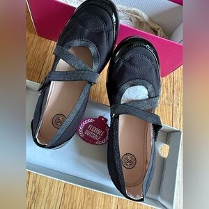 New SO girls dress shoes size 4 black brand new